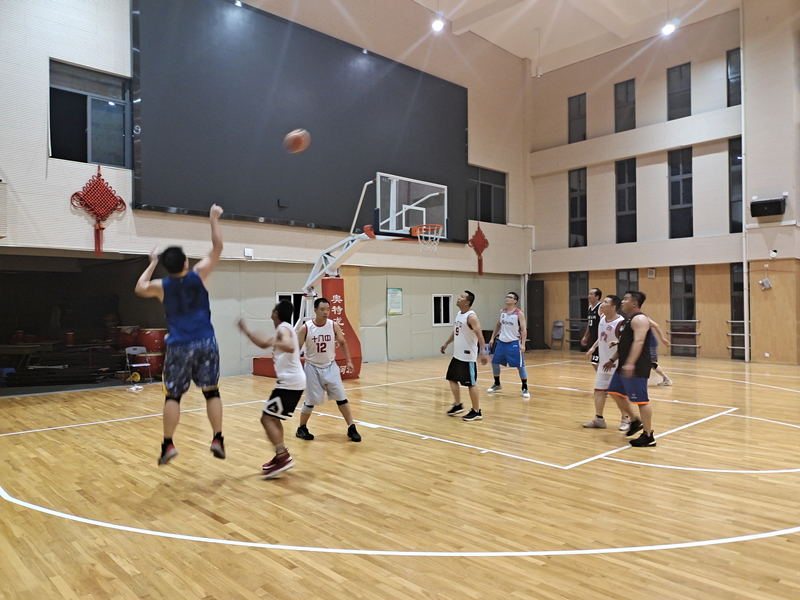 我校教工篮球队与福州第十八中学教工篮球队进行篮球友谊赛
